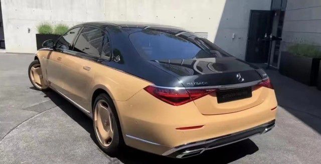 开云体育 开云平台高定版迈巴赫S680双色现车 港口特价(图3)